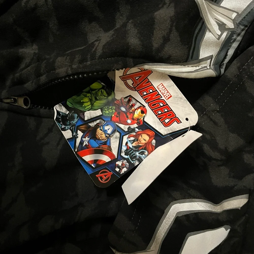 Avengers NEW Kids hoodie. NWT.   W4